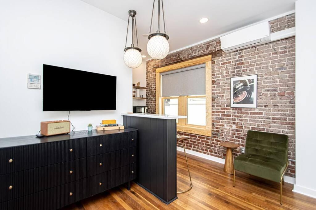 King Bed Stylish Studio In Heart Of Downtown Room # 200 Hot Springs Eksteriør bilde
