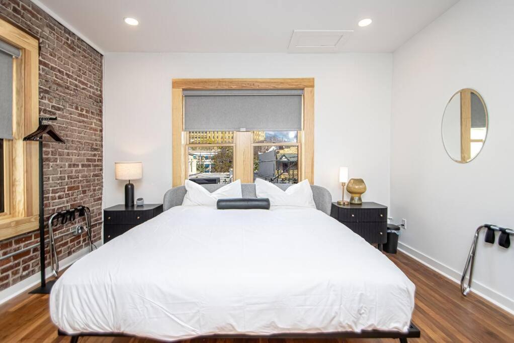 King Bed Stylish Studio In Heart Of Downtown Room # 200 Hot Springs Eksteriør bilde