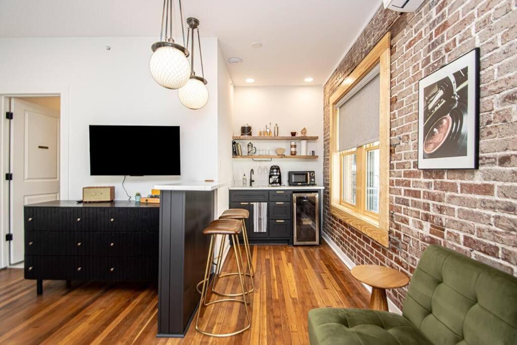 King Bed Stylish Studio In Heart Of Downtown Room # 200 Hot Springs Eksteriør bilde